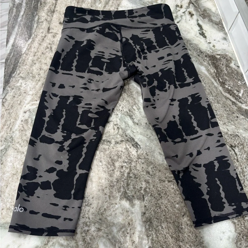 ALO Yoga, gray and black tie dye cropped high waisted leggings size XS